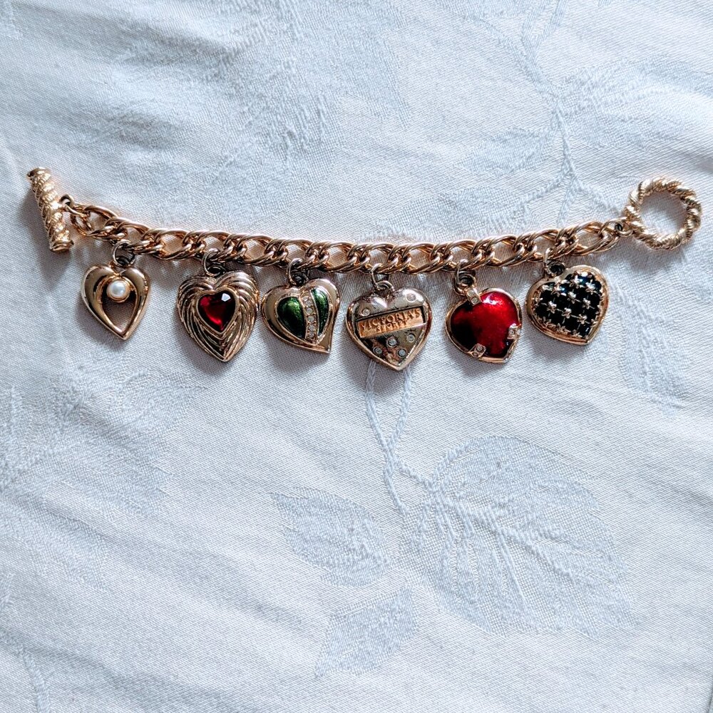 VTG Victoria’s Secret 90s Heart Charm Bracelet w/ Box Pearl Rhinestones Gold New - Picture 3 of 10